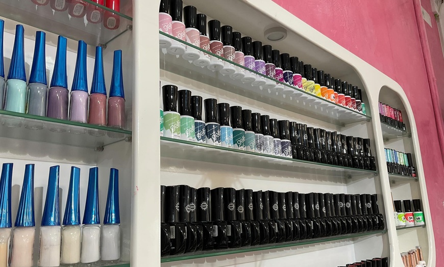 Image 9: Manicura y pedicura con esmaltado normal o semipermanente