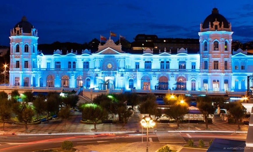 Image 6: Entrada al Gran Casino con copa