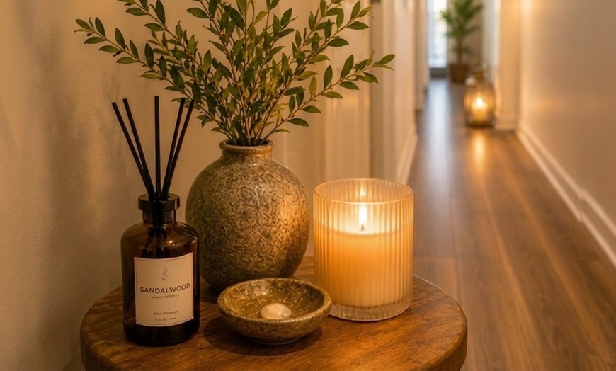 Image 3: 30, 60, or 90-Min Couples Full Body Massage