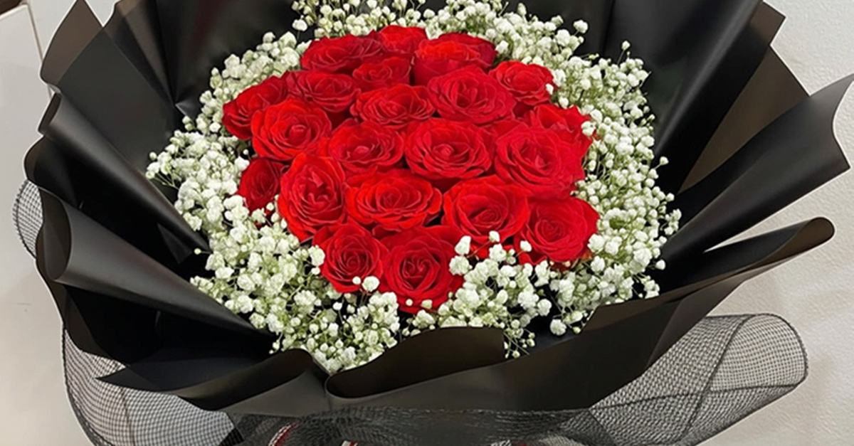 Stunning Choice Of 12,18, 24, 50 Or 100 Rose Bouquets In Your Favorite Color Stunning Choice Of 12,18, 24, 50 Or 100 Rose Bouquets In Your Favorite Color