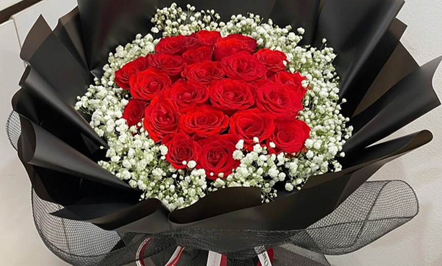 Image 3: Stunning 12-,18-, 24-, 50-, / 00-Rose Bouquets in Your Favorite Color