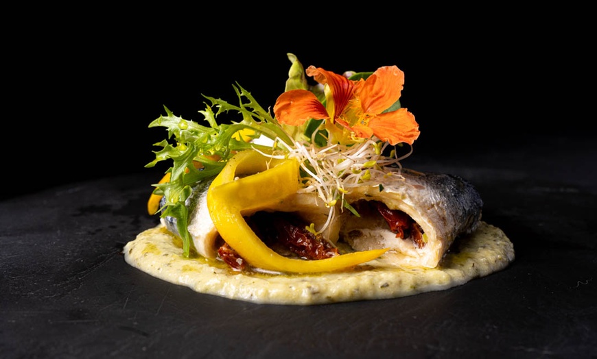 Image 12: Menu authentique en 4 services au restaurant Le Moulin de la Sambuc