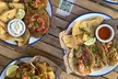 Menú de burritos personalizados con nachos, burritos y bebidas para 2 o 4 personas con hasta un 30% de descuento - Second Medium