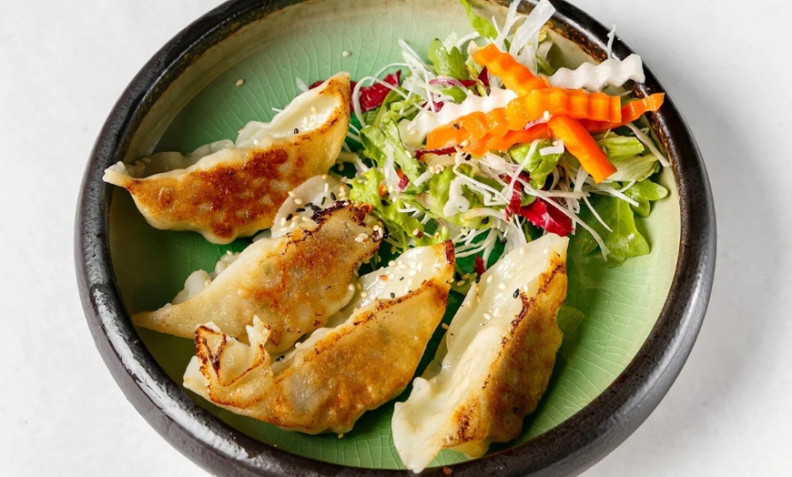 Image 6: 3-Gänge-Menü mit Lachs-Sushiplatte XXL für 2 oder 4 Personen