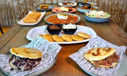 Para 2: Menú venezolano con 1 entrante, 2 arepas, 1 postre y agua - Tepuy de Dany