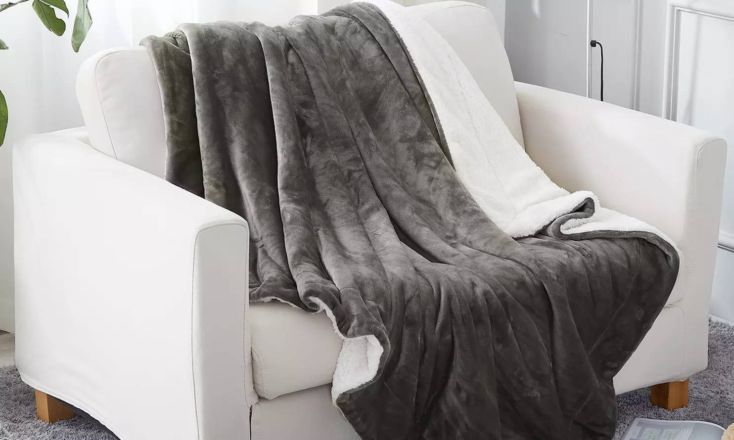 Fall and Winter Warm Fleece Sherpa-Lined Throw Blankets - Primary Image