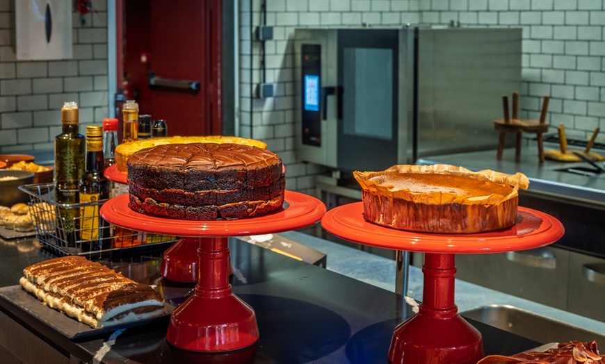 Image 2: Brunch ilimitado con bufé libre de comida y bebida para 2 o 4 personas