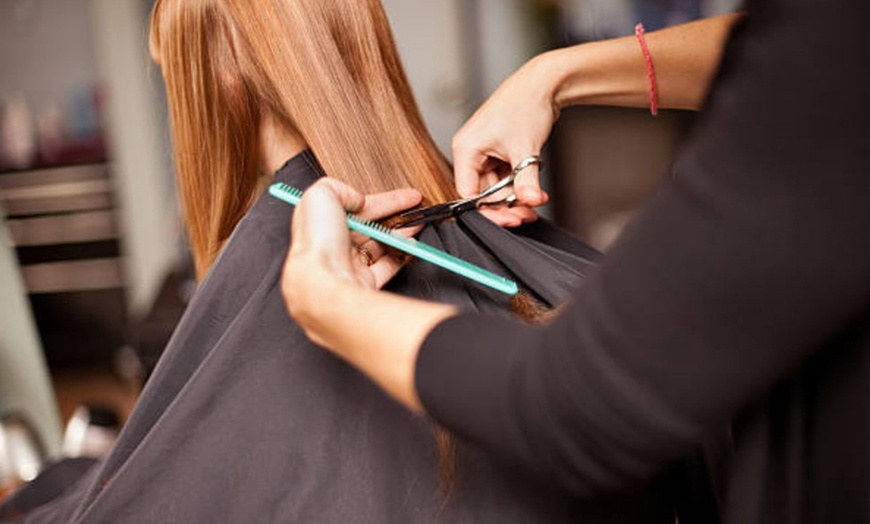 Image 6: Sesión de peluquería con opción a tinte y mechas varios estilos