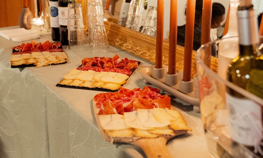 Image 3: Peinture, vin et planche de charcuterie avec Josette Pinot et Pinceau