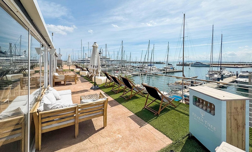 Image 9: Plan Beach frente al mar con tapas bebidas y postre