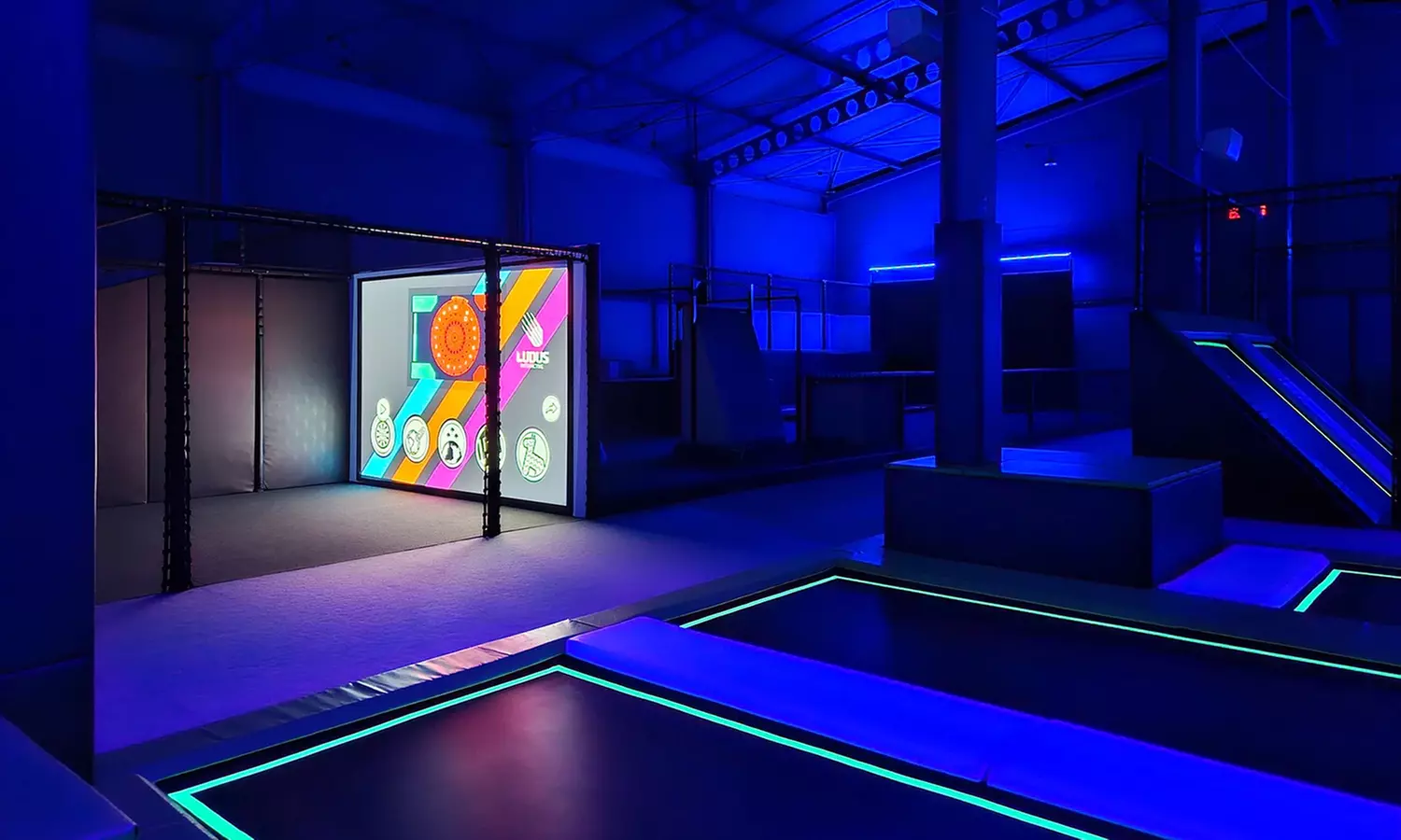 Skoczna zabawa każdego dnia dla dzieci i dorosłych w parku trampolin