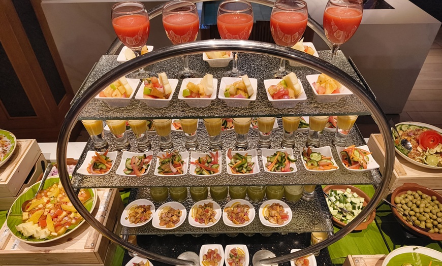 Image 1: 5* Indian Night Buffet with Choice of Beverages and Live Stations