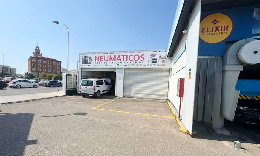 Image 8: 1, 2 o 4 lavados para coche con opción a tratamiento hidrofóbico y más