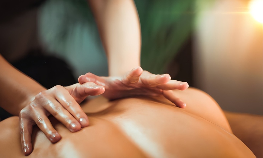 Image 1: Chinese massage naar keuze óf oogmassage met kruiden van een uur