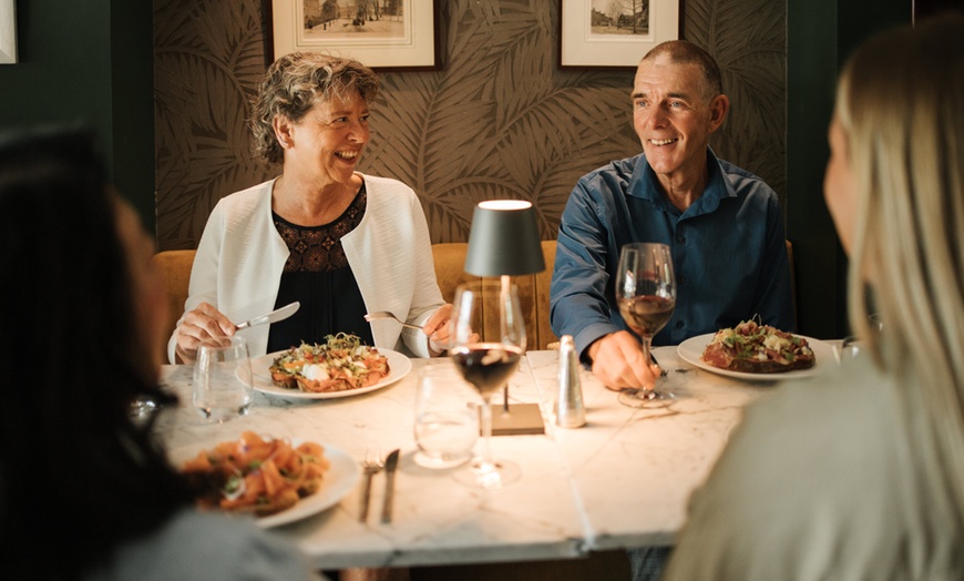 Image 13: Franse klassiekers en warme gastvrijheid in een gezellige bistro