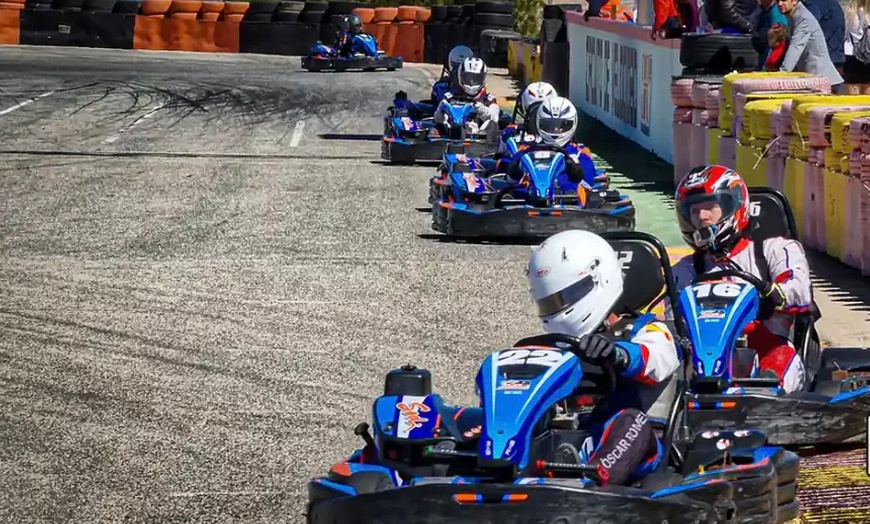 Image 4: 2 tandas de 8 minutos en kart individual para 1 o 2 adultos