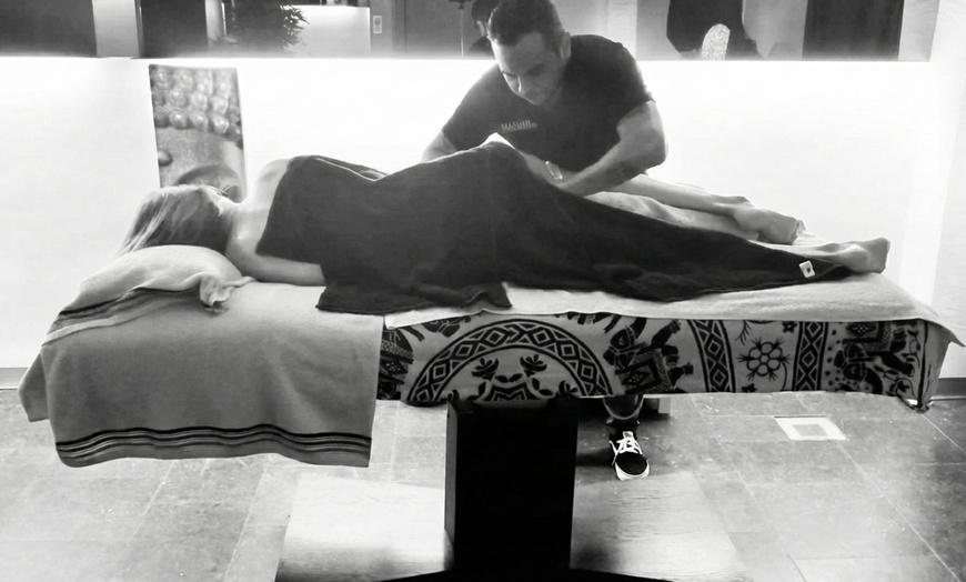 Image 6: Massage relaxant profond (en solo ou en duo)