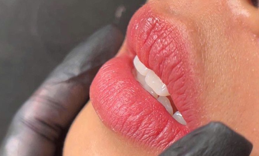 Image 2: 5-Step Hydrafacial with LED Light Therapy and Optional Mask Treatment