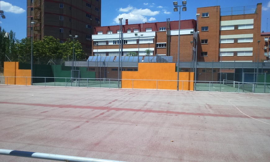 Image 3: Alquiler de pista o 4 clases de padel de 1 hora para 1 persona 