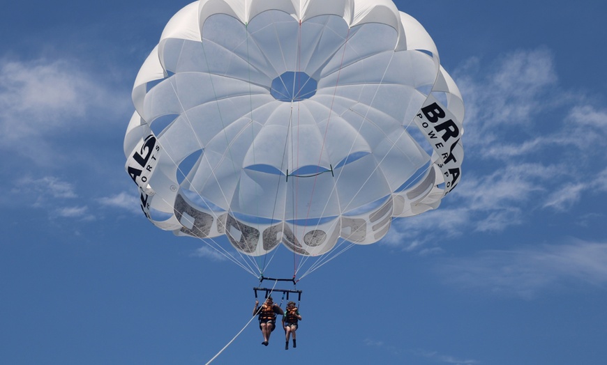 Image 7: Vuela alto: experiencia de parasailing para 2 o 4 personas 