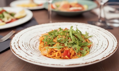 Para 2 personas: menú mediterráneo completo con 2 entrantes 2 principales 2 postres y 2 bebidas