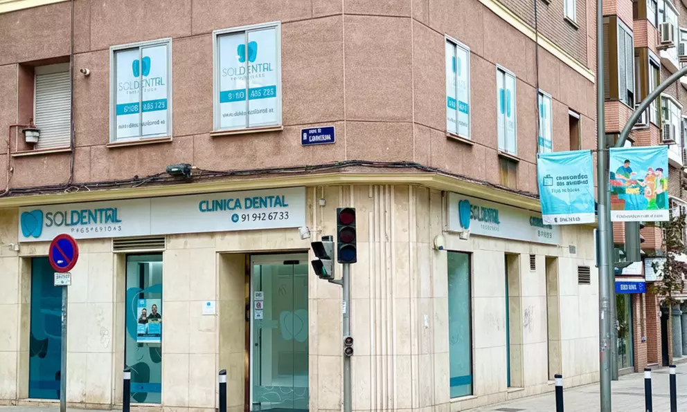 Dientes más blancos con limpieza dental y blanqueamiento en Sol Dental