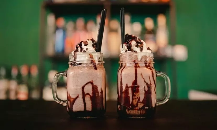 Menú de hamburguesa con patatas, postre y bebida para 2 o 4 personas