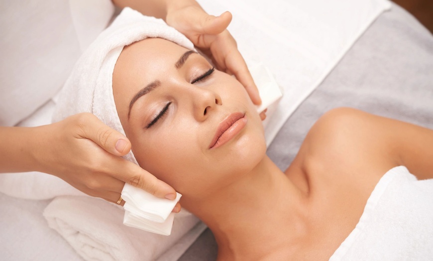 Image 2: HIFU Treatment - Full Face or/and Neck Or Stomach, Love Handles & More