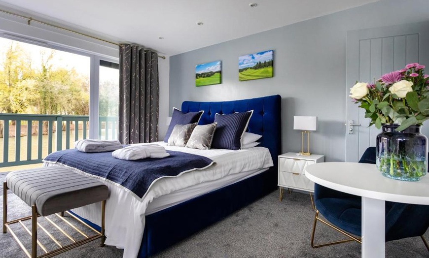 Image 9: Worcestershire: Choice of Lakeview Cabin with Breakfast