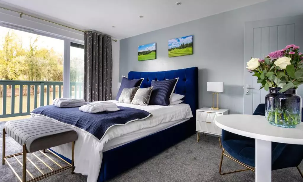 Worcestershire: Choice of Lakeview Cabin with Breakfast