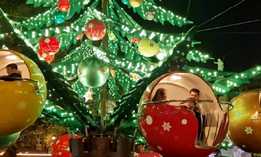 Image 3: Siente la Navidad: Entrada al Árbol mágico para 2 personas en Sevilla
