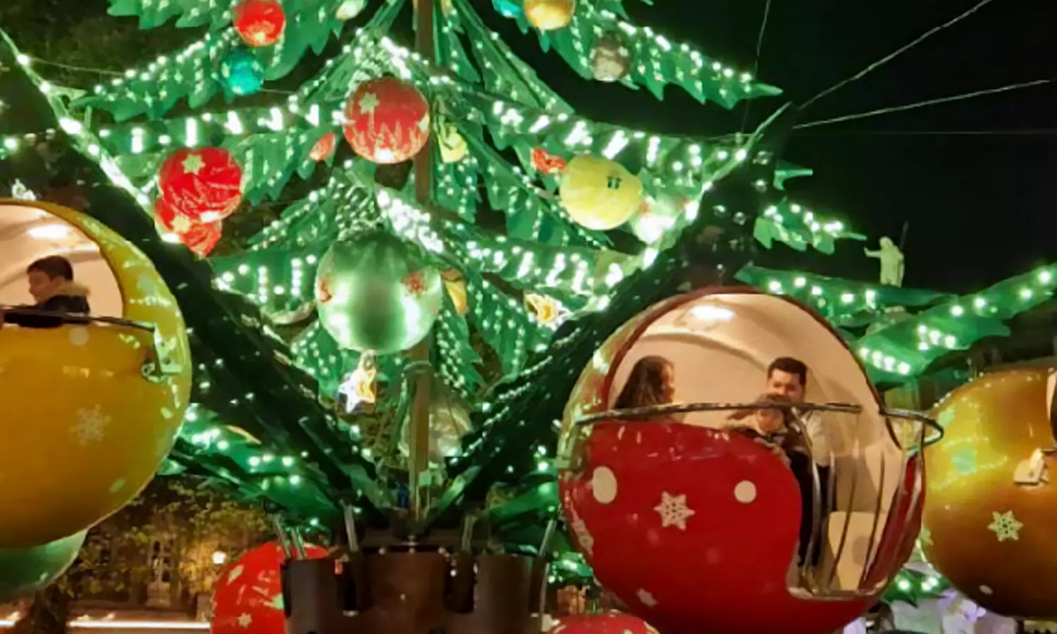 ¡Siente la Navidad desde dentro! 1 entrada para la atracción del Árbol mágico para 2 personas en Sevilla al 50% - Image 3