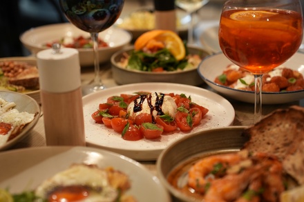 For 3: 3 sharing plates + 3 beers/wine/cocktails - Mikis Paradise