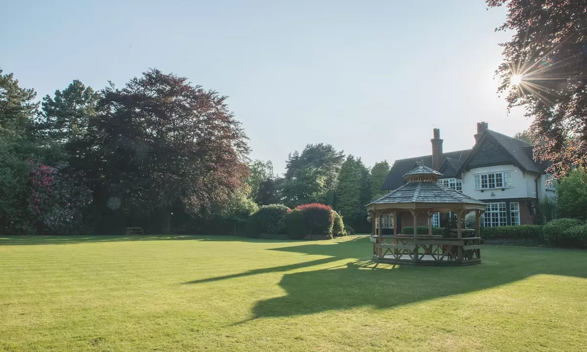 Cheshire: Executive Double Room with Breakfast and Bottle of Prosecco