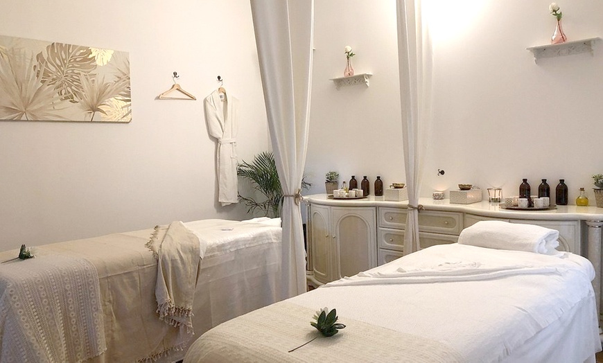 Image 7: Masaje con técnica a elegir o ritual Alella Essence en pareja