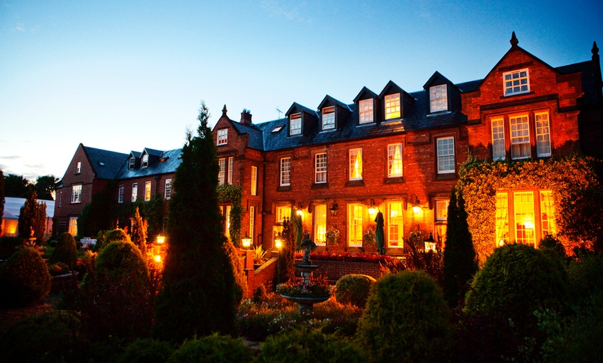 Image 3: Cheshire: 4* Deluxe Double Room Stay with Breakfast