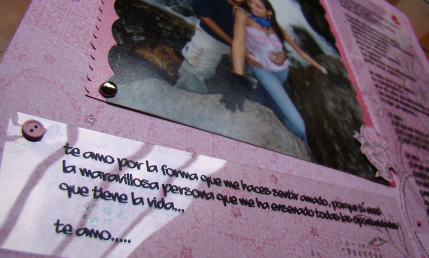 Image 3: Cuadro o álbum de scrapbook diseñado a mano, con hasta 30 fotos 