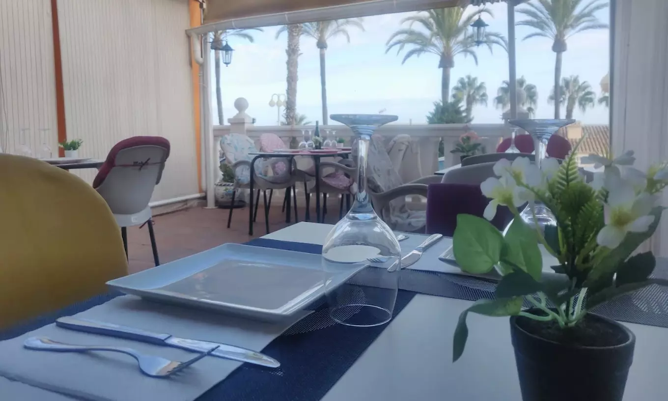 Mariscada con bogavante para 2 con vino en restaurante mediterráneo