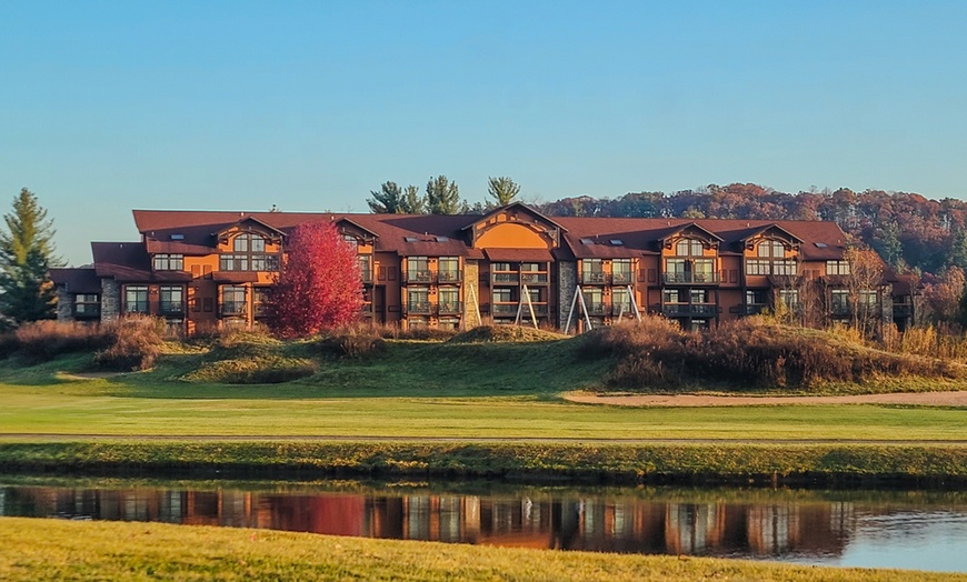 Image 2: Wisconsin Dells Resort with Indoor Water Park