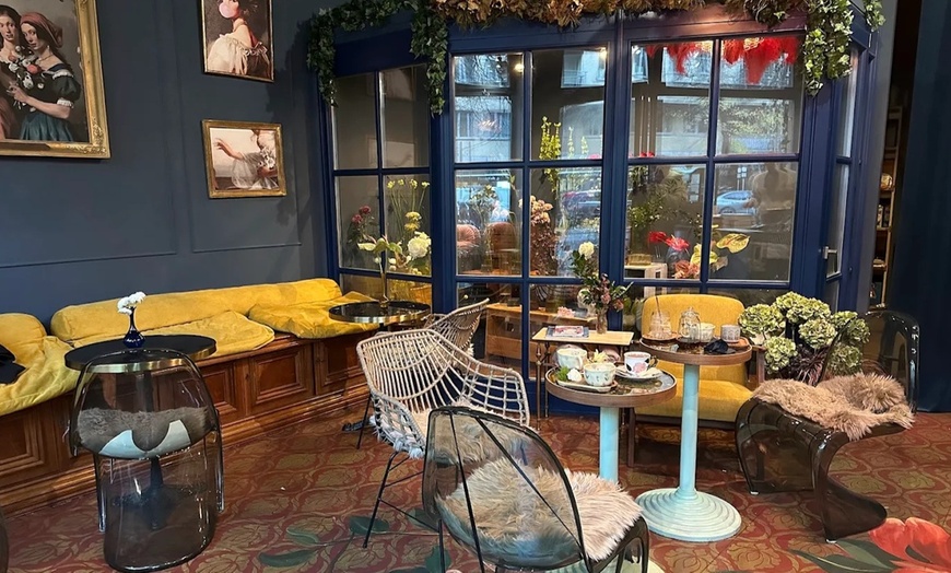 Image 2: Kaffee & Blütenzauber: 1-2 Heißgetränk und 1-4 Kuchenstücke nach Wahl 