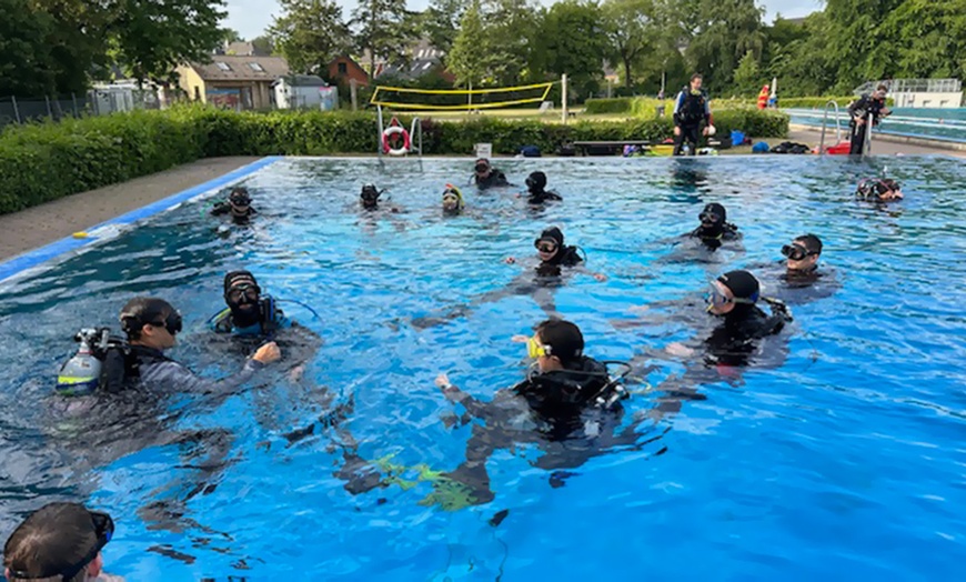 Image 2: 120 Min. Schnuppertauchen inkl. Ausrüstung im Freibad für 1 Person