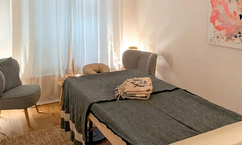 45, 60 oder 75 Min. Ganzkörpermassage inkl. Womb-Massage für Damen