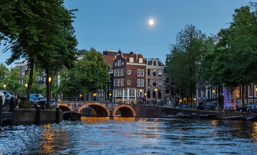 Image 14: Grachten vol lichtjes en legendes: een avondcruise door Amsterdam