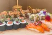¡Directos a Japón! Mix de 10, 24 o 30 piezas de sushi con bebida para 2 o más personas, ahorra hasta un 47% - Second Medium