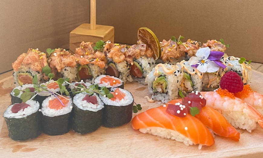 Image 5: Mix de 10, 24 o 30 piezas de sushi con bebida para 2 o más personas