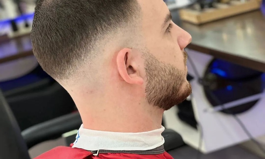 Image 2: Waschen, Schneiden und Föhnen für Herren im Elegance Salon