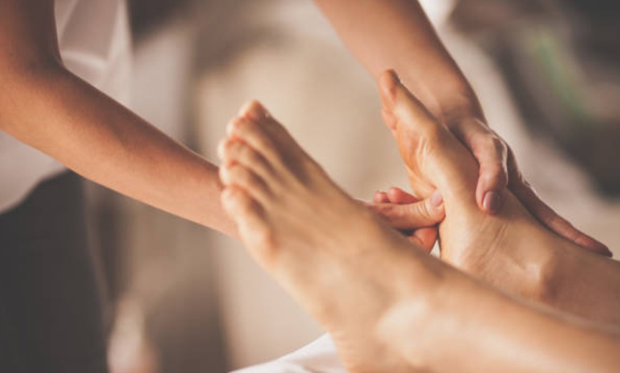 Image 9: Masaje de hasta 1 h a elegir o ritual con exfoliación y bebida para 1