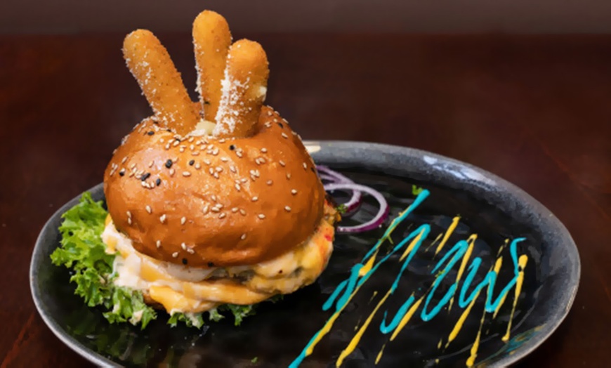 Image 10: 1 oder 2x Burger nach Wahl oder Traditional Chicken Wings inkl. Fries 