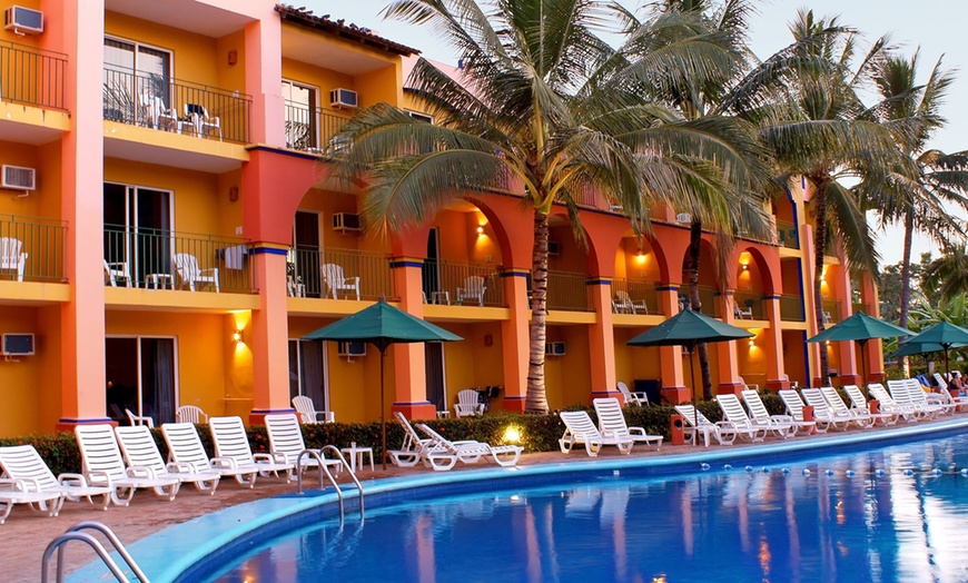 Image 4: ✈ 4-Night All-inclusive Puerto Vallarta Vacation