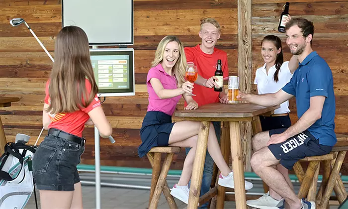 Golf Toptracer Range: Fun-Paket mit Verpflegung für bis zu 12 Personen